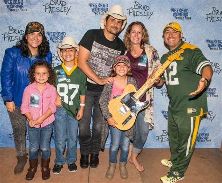 Are Brad Paisley and Peyton Manning friends?