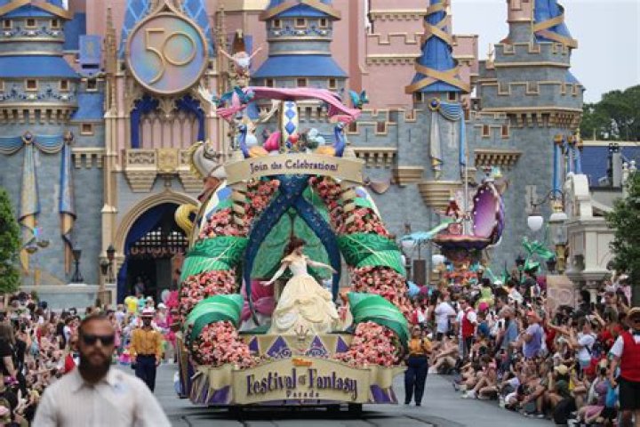 At what time is the parade in Magic Kingdom?