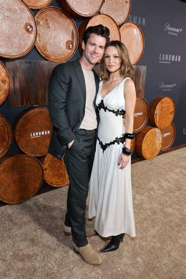 Ass de Chris McNally mat der Natalie Hall bestuet?