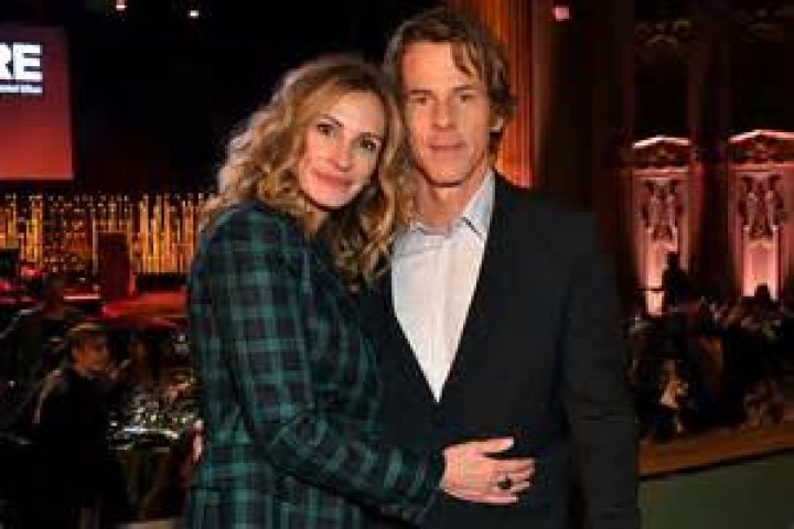 Is Julia Roberts still married to Daniel Moder?