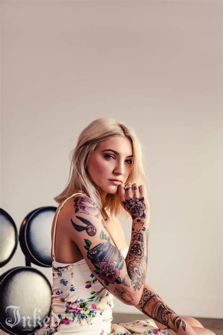 What does Julia Michaels tattoo say?