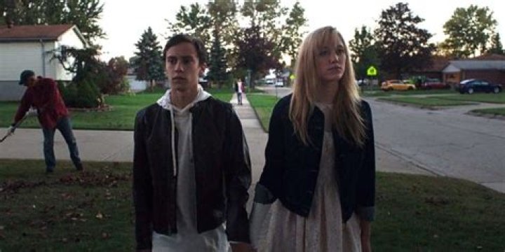 در پایان It Follows چه اتفاقی می افتد؟