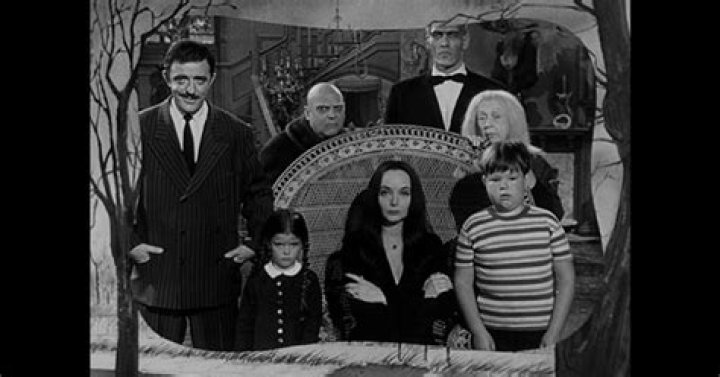 ¿De dónde sacó dinero la familia Addams? – Celebrity.fm